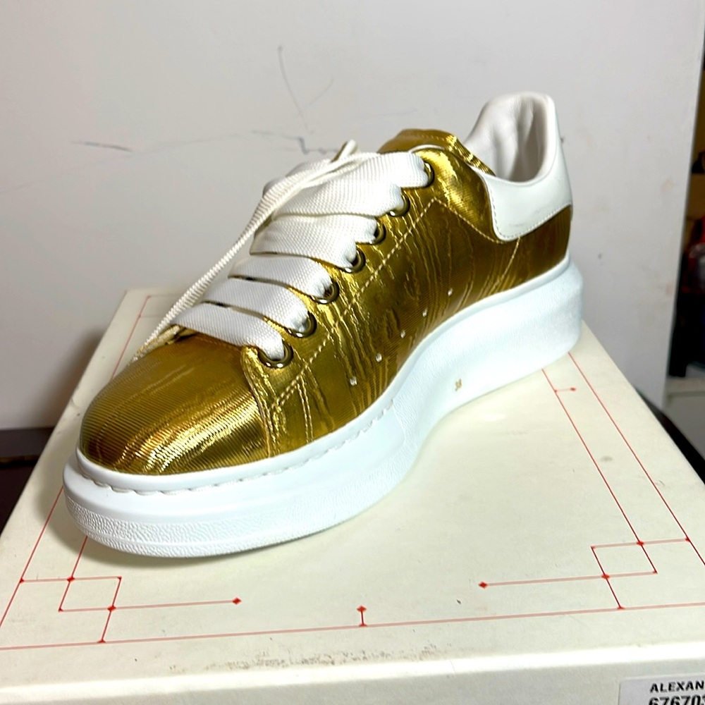 NIB $790 Alexander McQueen Oversize Sneaker in White/Gold -8US/38C